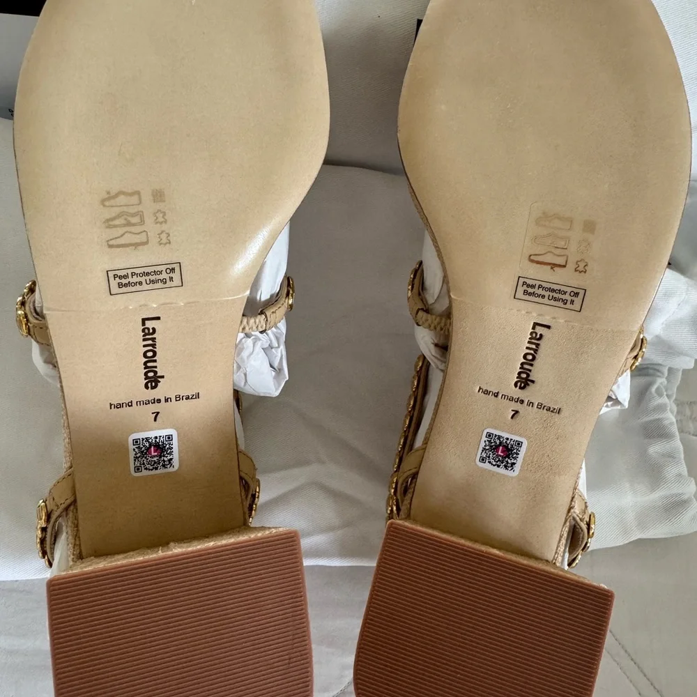 Larroude Gio Milanina Sandal Beige/Raffia made in Brazil.
New in original box. - Picture 4 of 11